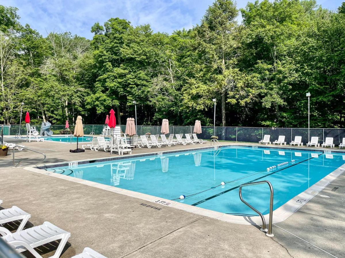 Modern 5br, Kid-friendly In Poconos With Pool Table Villa