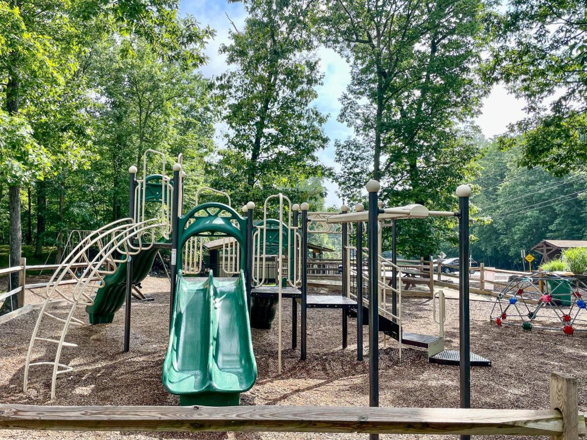 Modern 5br, Kid-friendly In Poconos With Pool Table Villa *